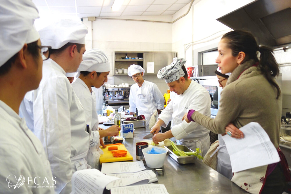 フィレンツェ料理学園、シェフ養成コース　北イタリア料理　先生の実演と説明を聞く生徒たち