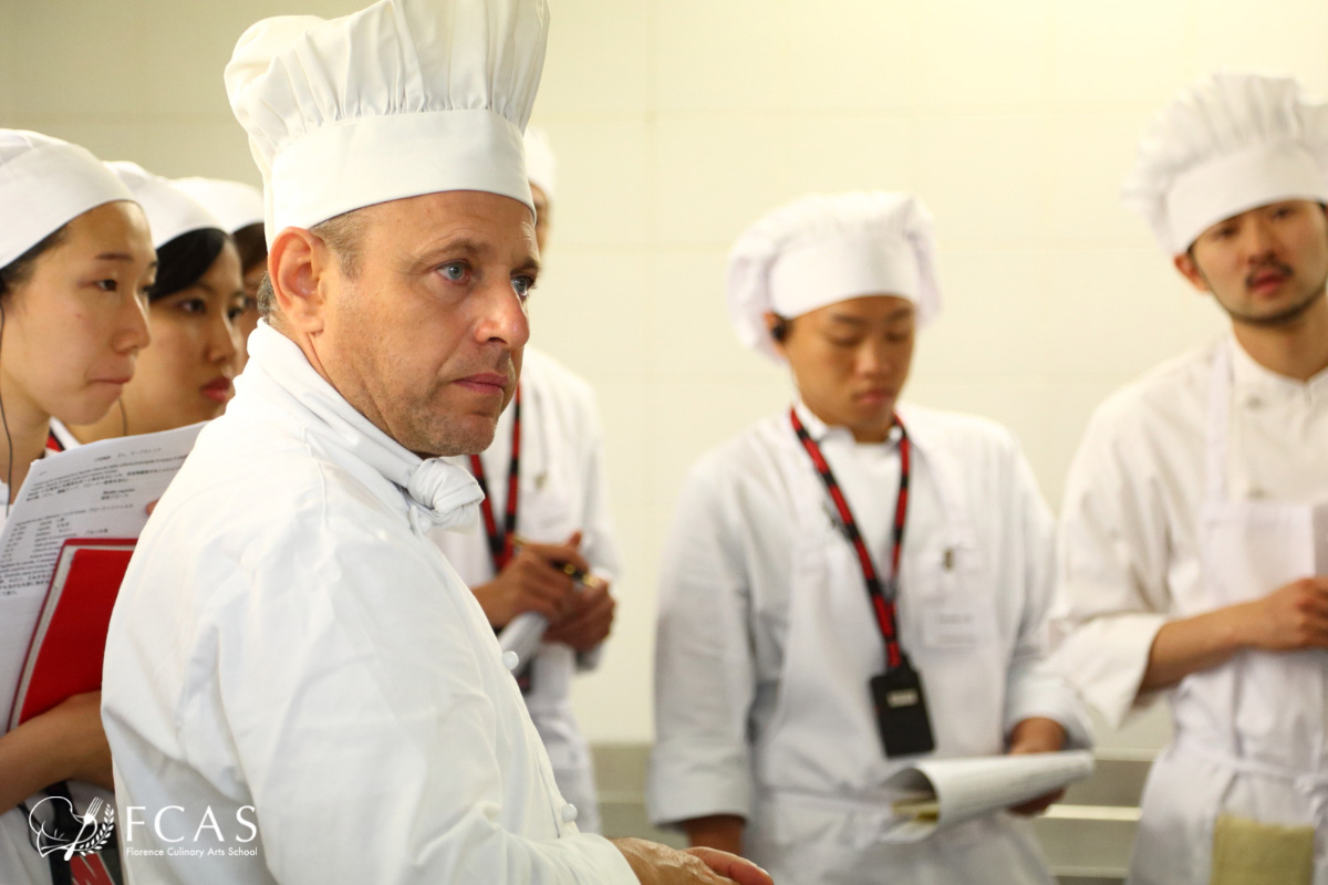 イタリア料理と日本料理の共通点　フィレ料理学園の授業の様子　講師の説明を熱心に聞く学生たち