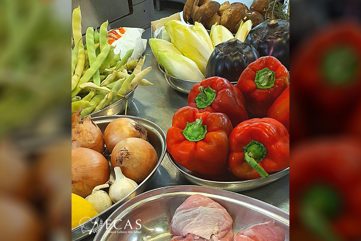 イタリア料理留学　シェフ養成コース　調理レッスンの様子、所狭しと並んでいる食材