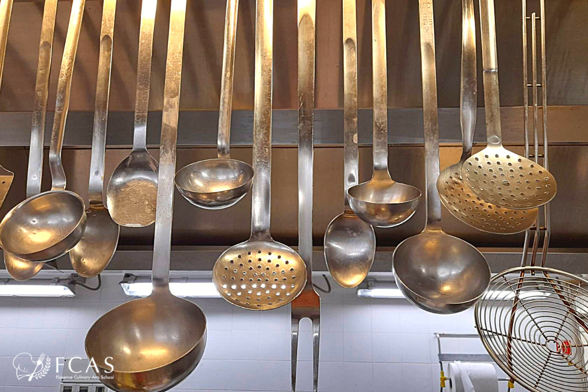 イタリア料理留学　シェフ養成コース　厨房にぶら下がっている調理器具の数々
