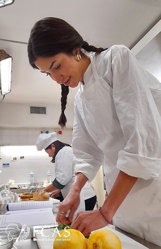 イタリア料理留学　シェフ養成コース　調理実習をする学生