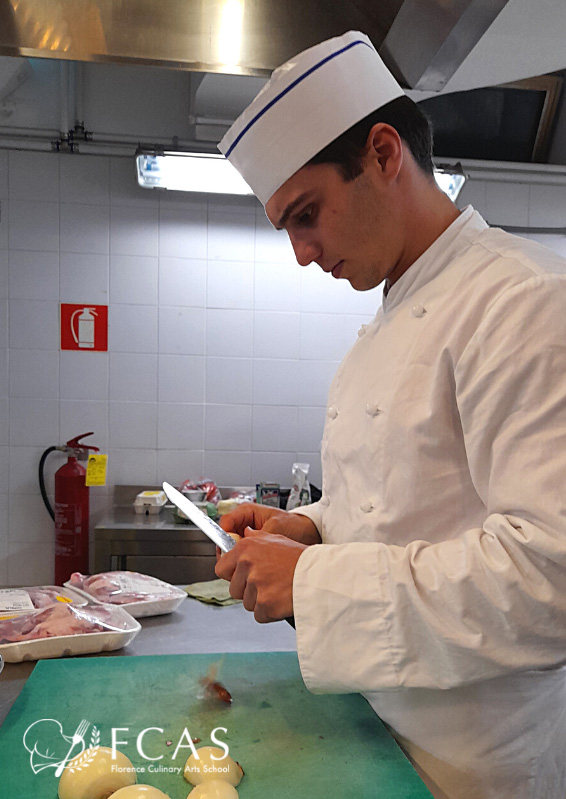 イタリア料理留学　シェフ養成コース　調理実習をする学生