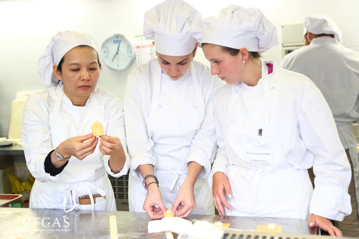 イタリア料理留学の授業でパスタの作り方を習う学生　イタリア留学費用