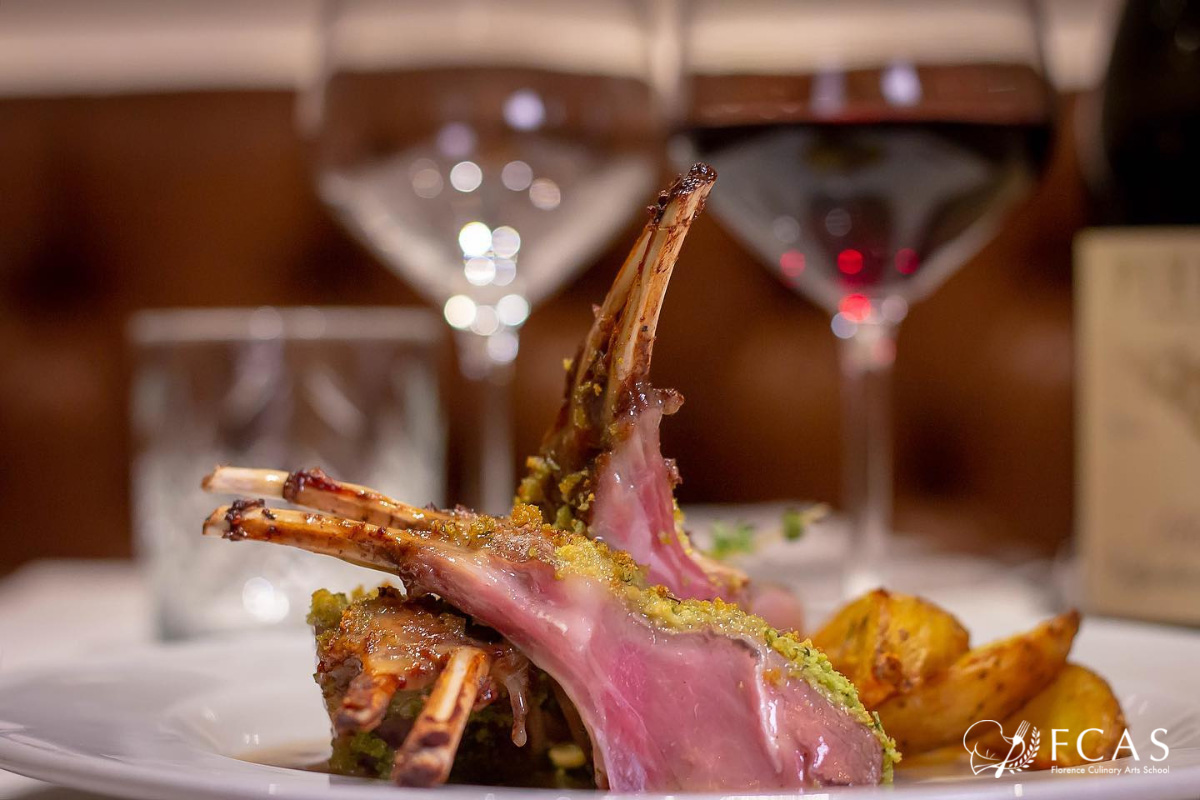 イタリア料理留学　テーブルの上のお肉料理と赤ワイン　イタリア留学費用