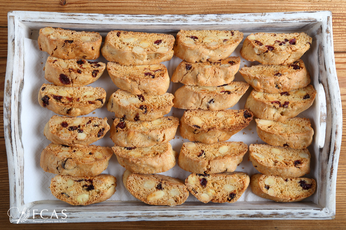 イタリアの焼き菓子、ビスコッティ　トレーに並べられたカントゥッチ