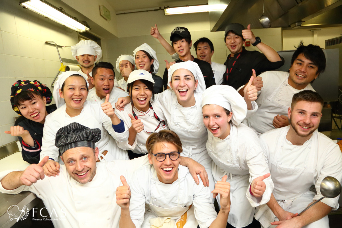 フィレンツェ料理学園、シェフ養成コース　講師と生徒の集合写真