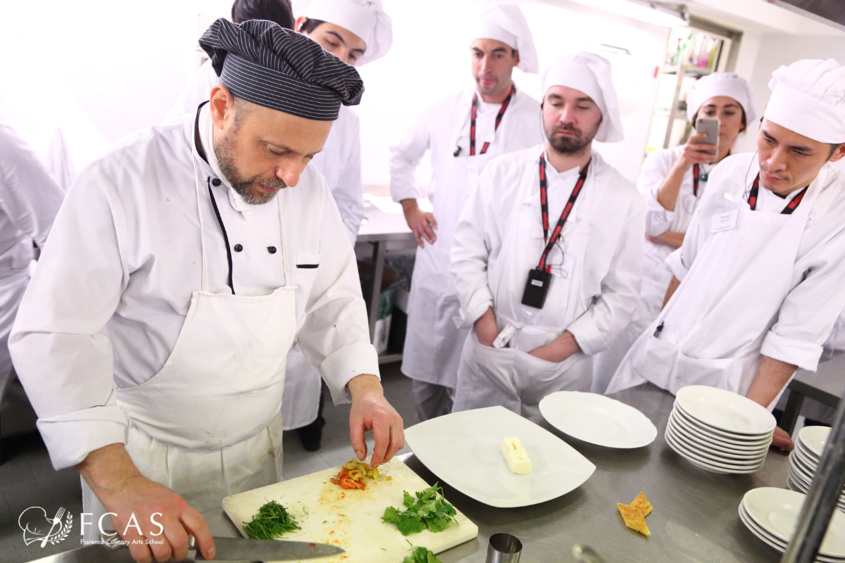 フィレンツェ料理学園、シェフ養成コース　講師の実演を真剣に見つめる生徒たち