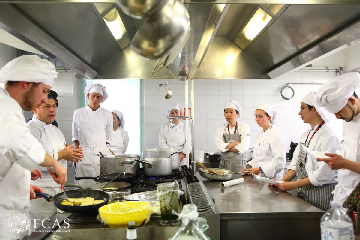 割引、イタリア料理シェフ養成コース　授業の様子　学生を前に説明する講師