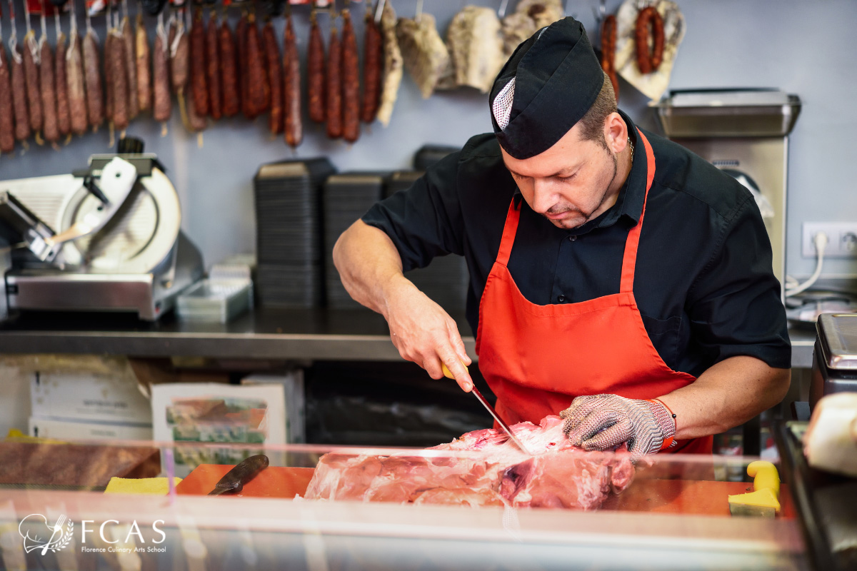 イタリア料理留学　シェフ養成コース　ミートショップでお肉をさばいている