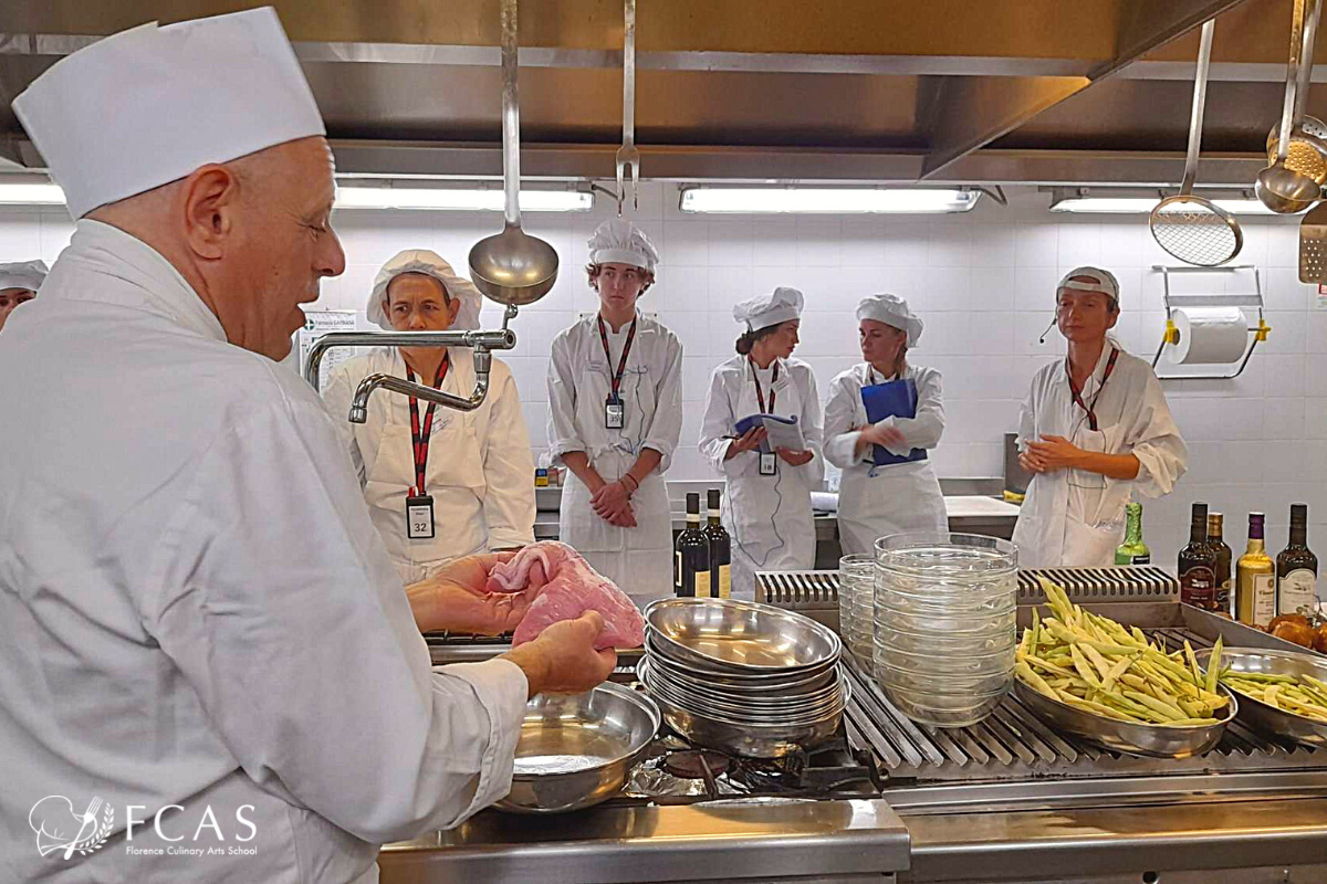 イタリア料理留学　シェフ養成コース　調理レッスン中の学生と講師