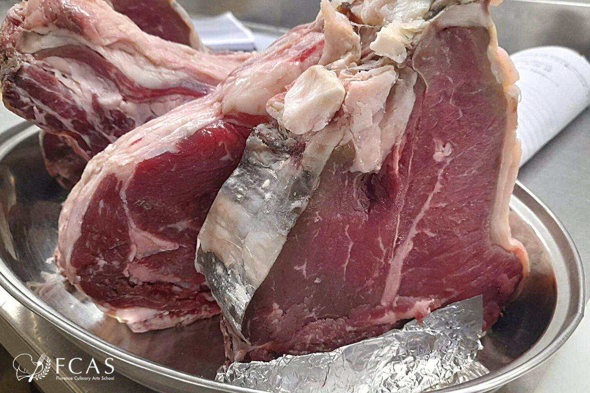 イタリア料理留学　シェフ養成コース授業の様子　食材のビステッカ・アッラ・フィオレンティーナ用のお肉