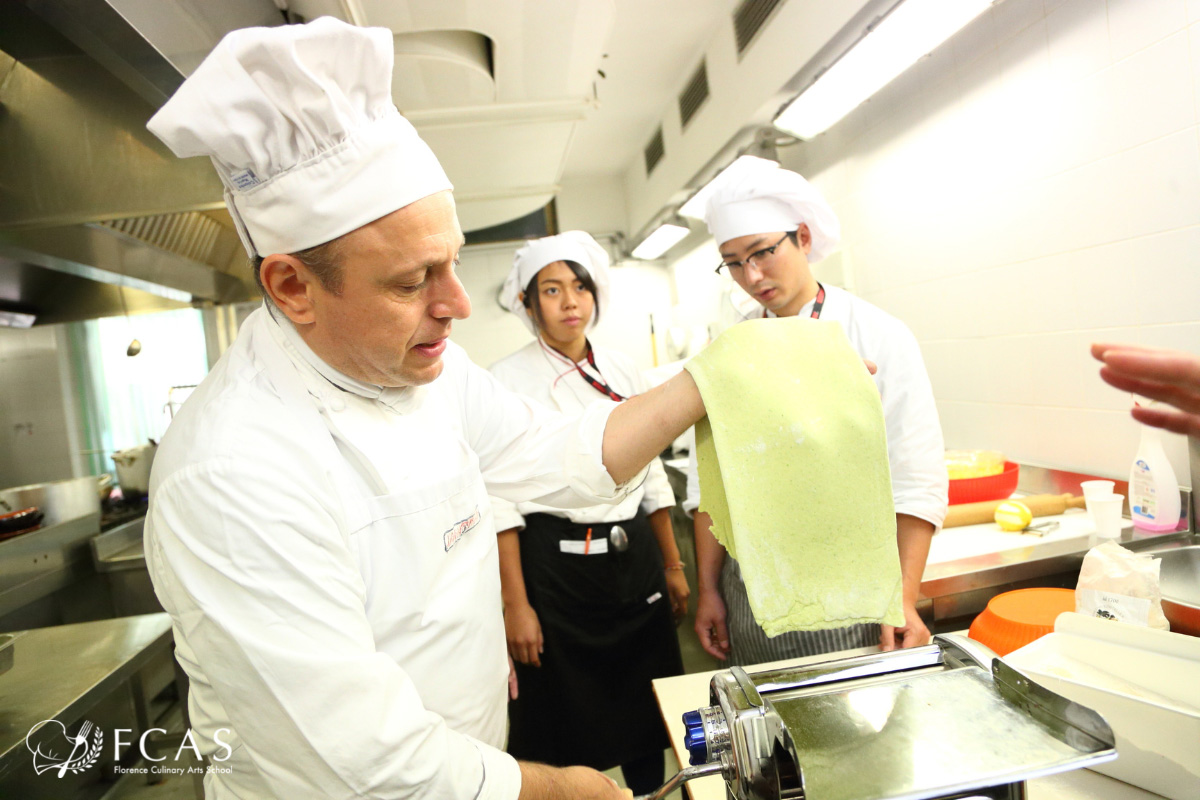 割引、イタリア料理シェフ養成コース　授業の様子、講師の手作りパスタの実演を真剣に見ている学生たち
