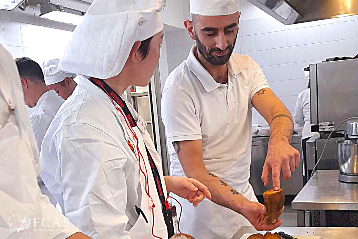 イタリア料理留学　シェフ養成コース　授業の様子、食材の説明をする講師
