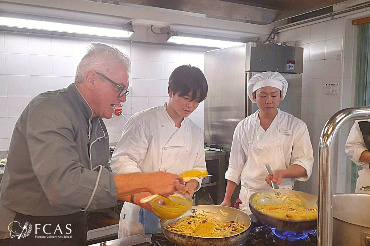 イタリア料理留学　地中海料理レッスン　指導する先生と生徒