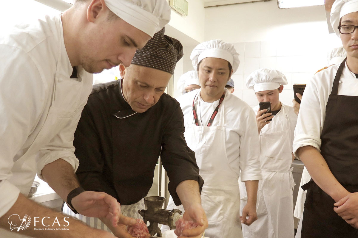 イタリア料理留学　シェフ養成コース　生徒たちに教える講師
