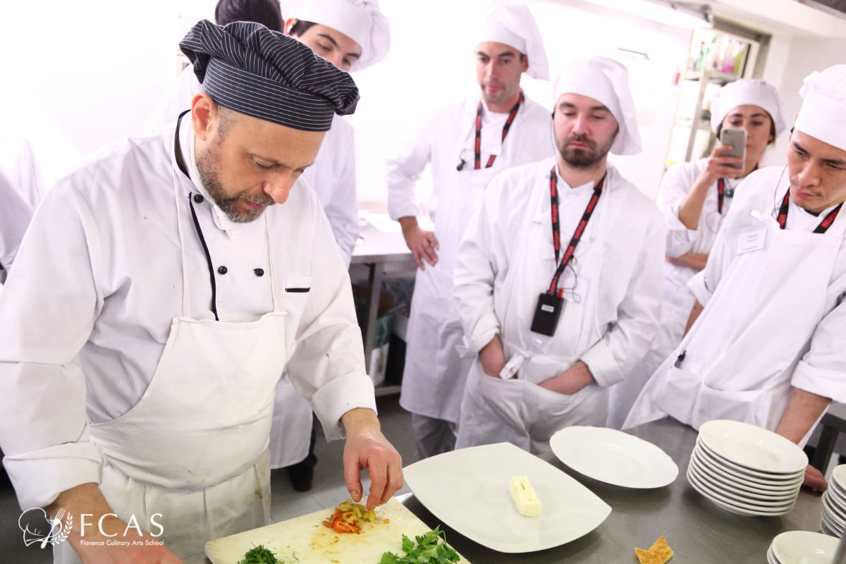 イタリア料理留学　シェフ養成コース　生徒たちの前で手本を見せる講師