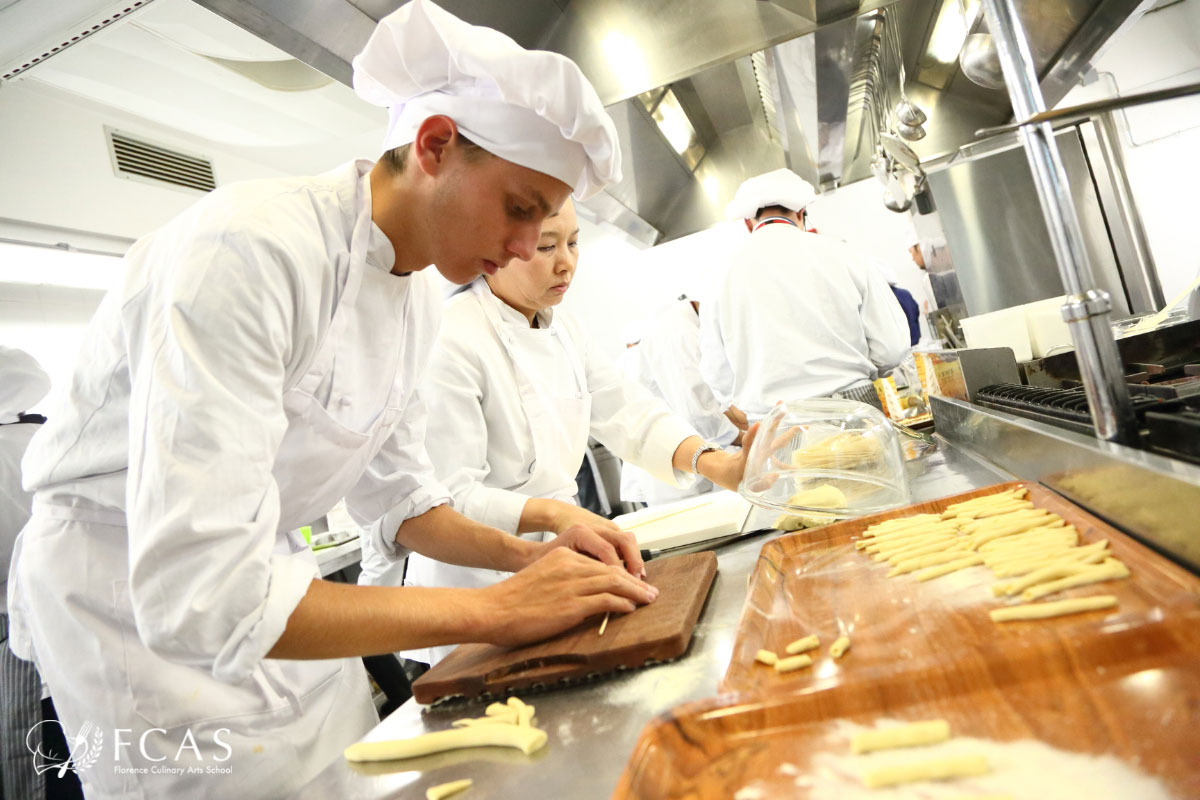イタリア料理留学　シェフ養成コース　調理実習中の生徒たち