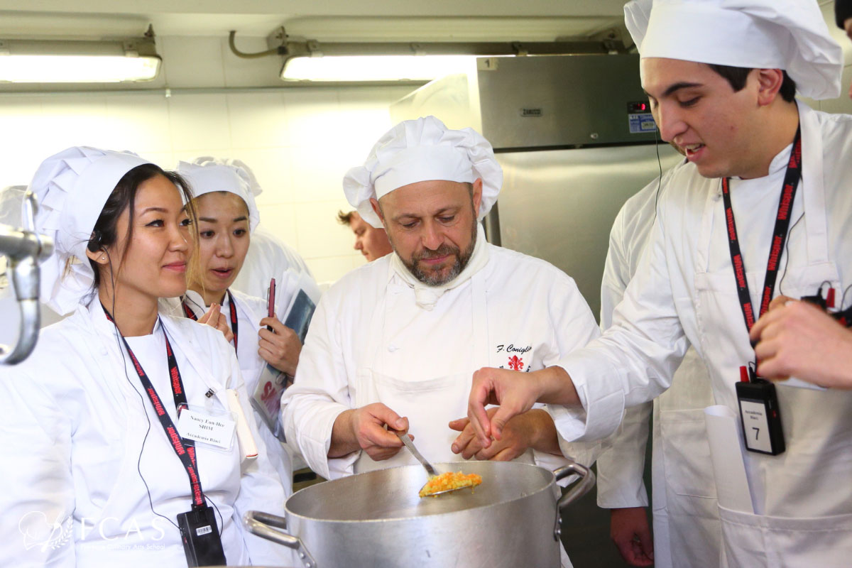 イタリア料理留学　シェフ養成コース　見本を見せる講師